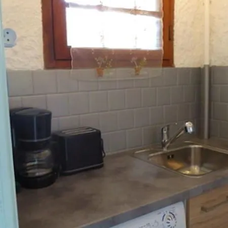 T2 Rénové, Proche Et Commerces, Balcon, Parking, Accepte Petits Animaux - Fr-1-776-56 *